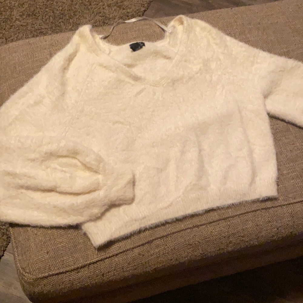 New Soft cropped VNeck sweater Sz M